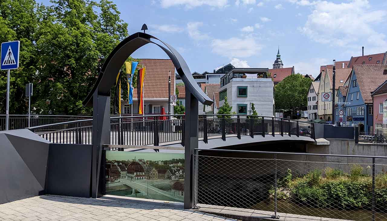 Schillerstraße 53 Auf der gegenüberliegenden Murr-Seite wurde 2023 ein Denkmal mit einem stilisierten Brückenhäuschen eingerichtet.